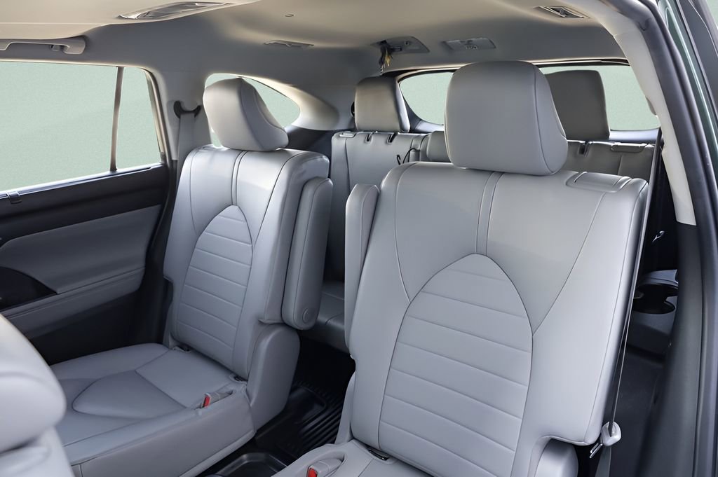 Used 2023 Toyota Highlander XLE AWD/4WD image 21