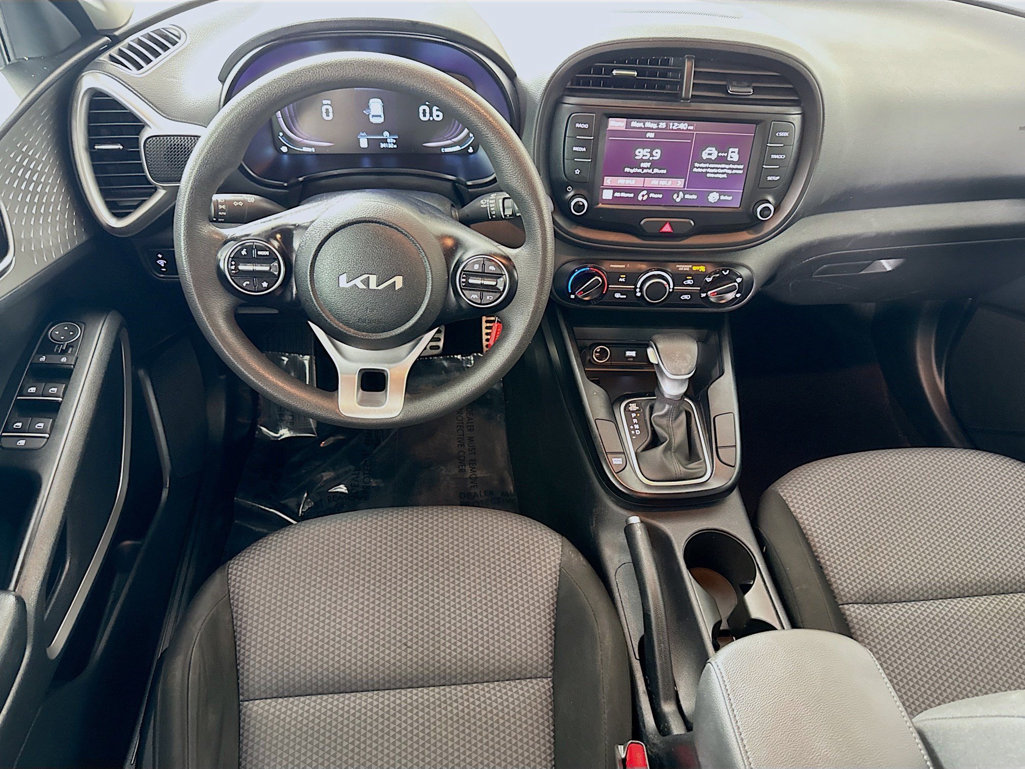 Used 2023 Kia Soul LX w/ LX Technology Package FWD image 17