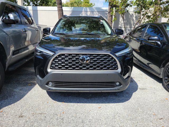 Used 2025 Toyota Corolla Cross XLE w/ Convenience Package image 2