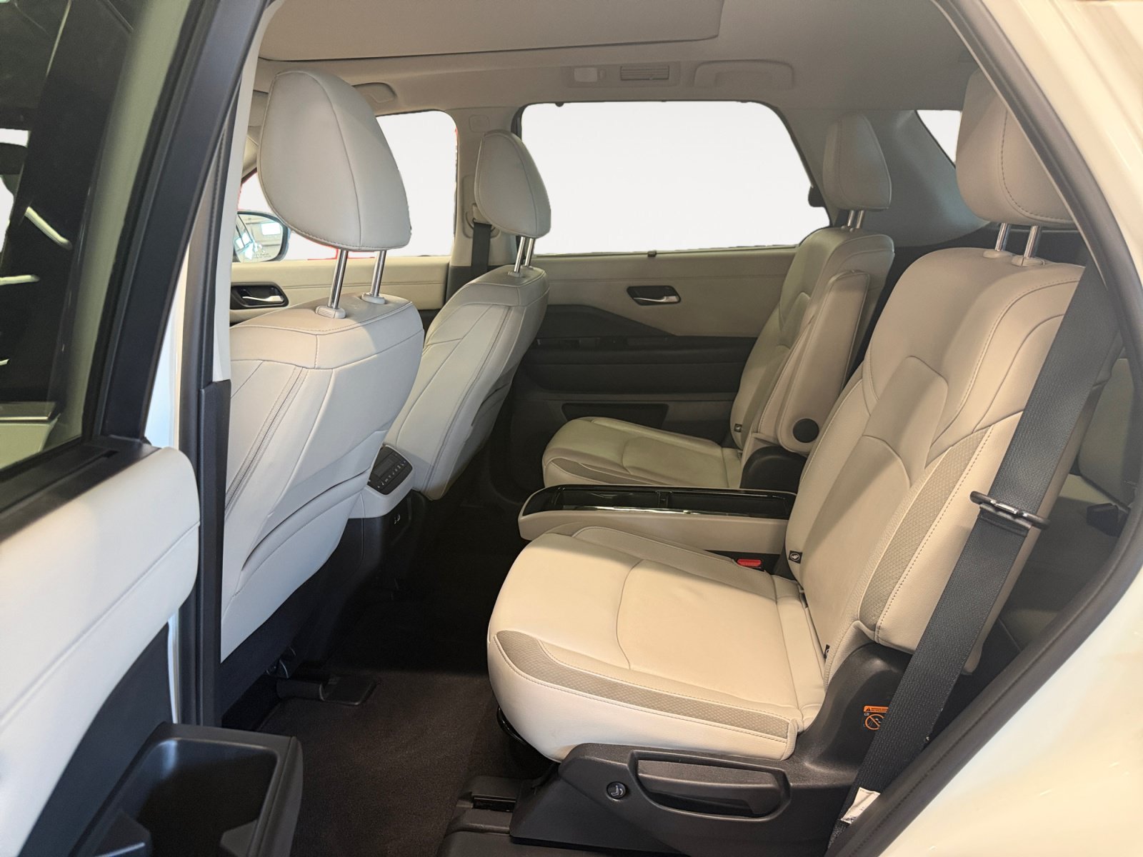 Used 2024 Nissan Pathfinder SL w/ SL Premium Package FWD image 25