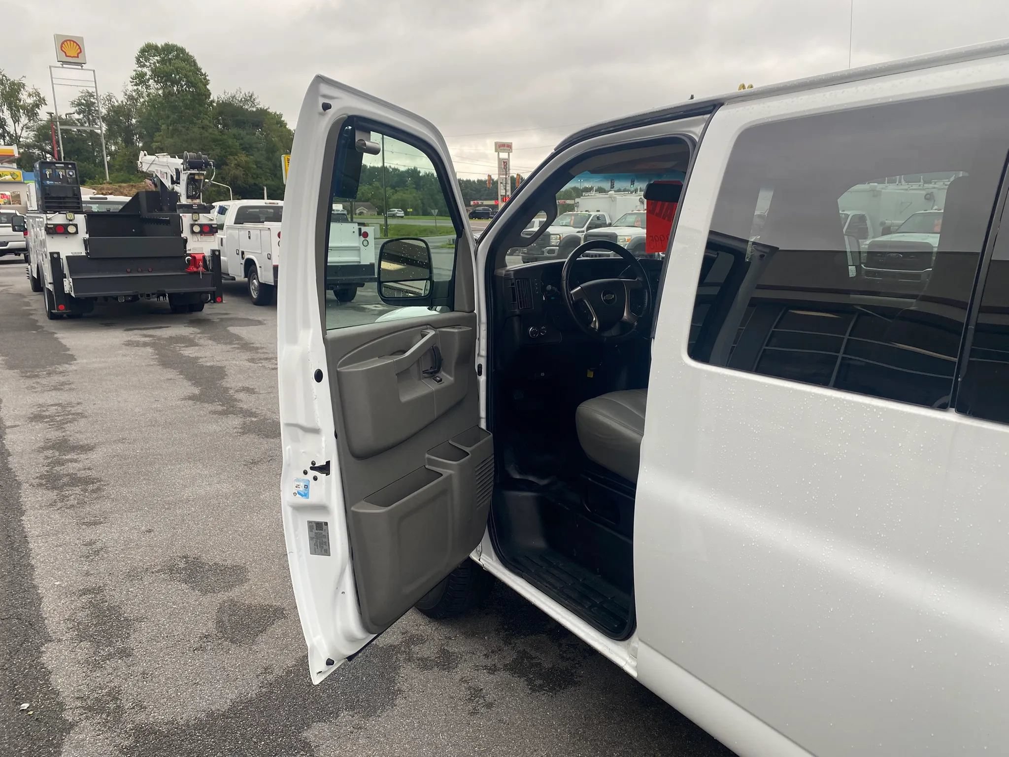 Used 2018 Chevrolet Express 3500 LS RWD image 7