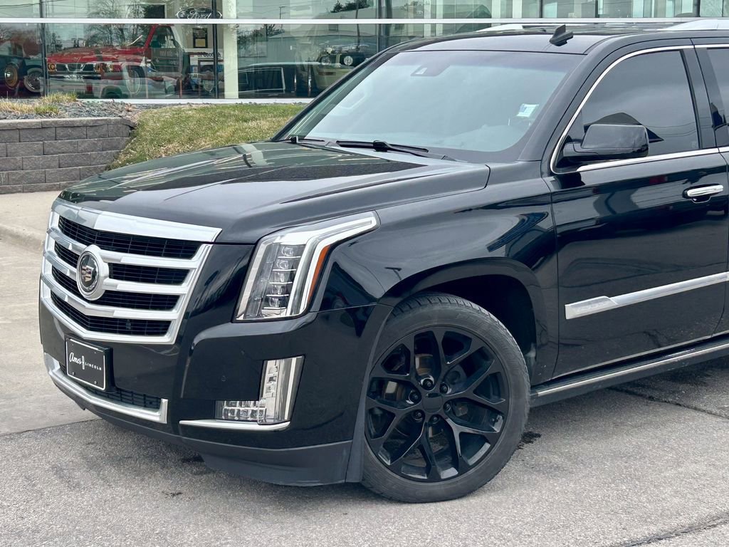 Used 2015 Cadillac Escalade Premium image 2