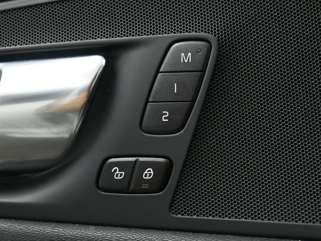 Used 2023 Volvo XC60 B5 Core image 35