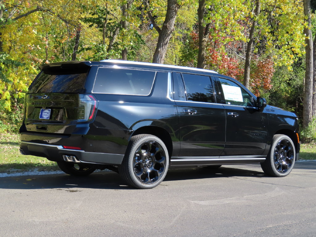 New 2027 Chevrolet Suburban High Country AWD/4WD image 3