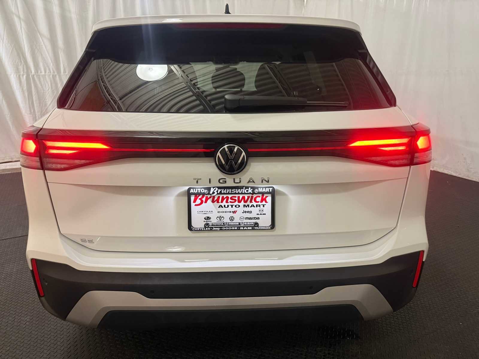 Certified 2025 Volkswagen Tiguan SE image 16