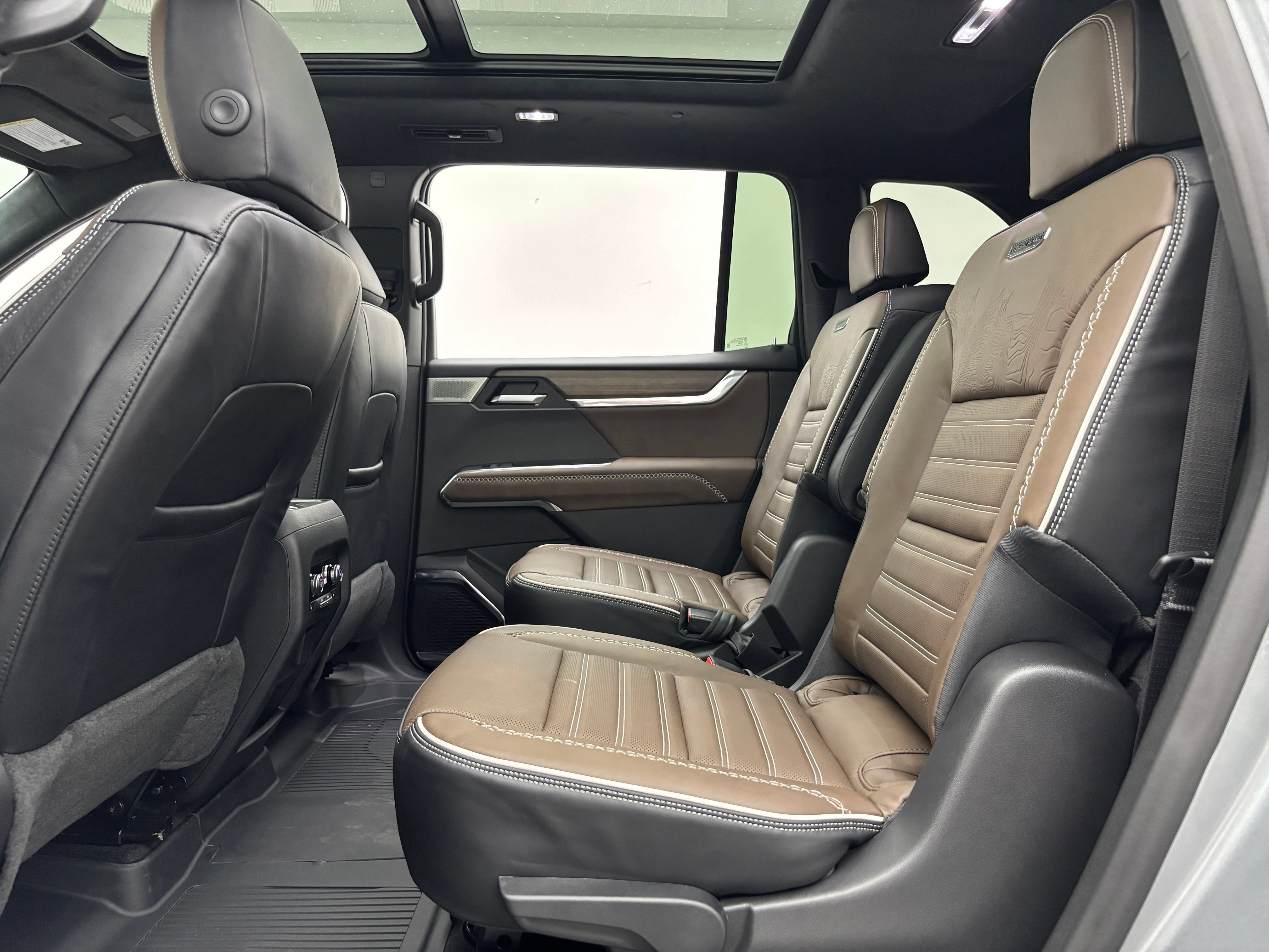 New 2026 GMC Acadia Denali Ultimate w/ LPO, Floor Liner Package AWD/4WD image 47