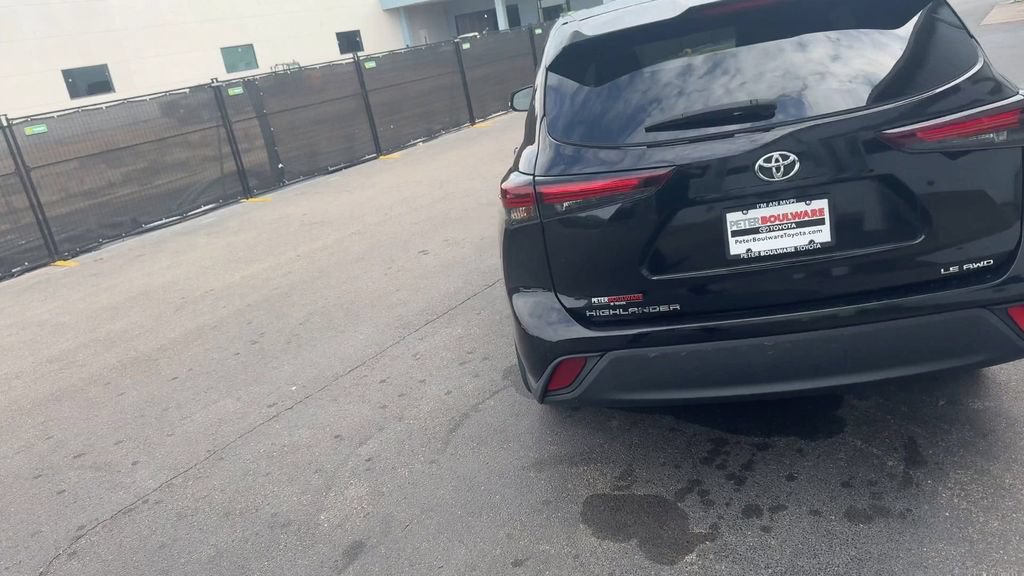 Used 2024 Toyota Highlander LE AWD/4WD image 13