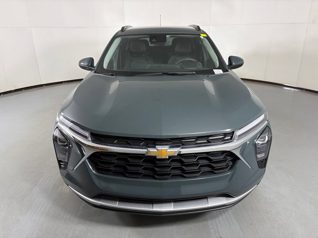 Used 2025 Chevrolet Trax LT FWD image 3