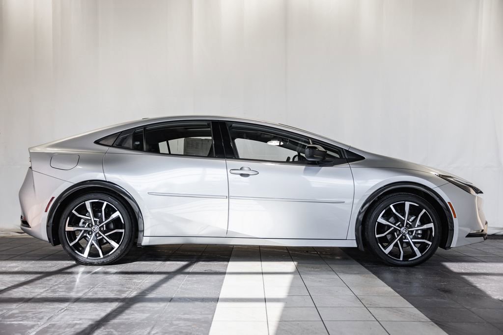 Used 2023 Toyota Prius Prime Premium image 3