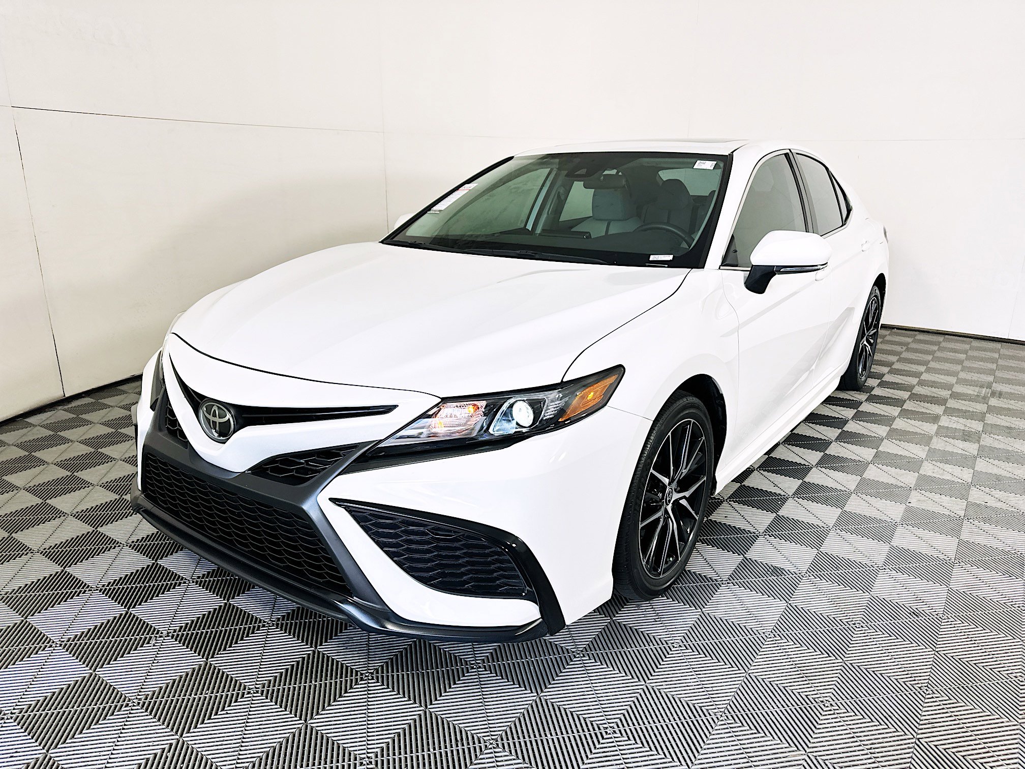 Used 2023 Toyota Camry SE FWD image 7