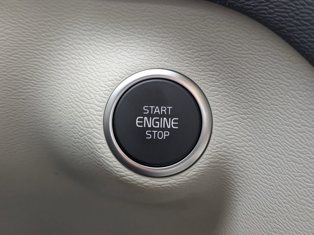 New 2025 Volvo XC40 B5 Plus w/ Climate Package image 28