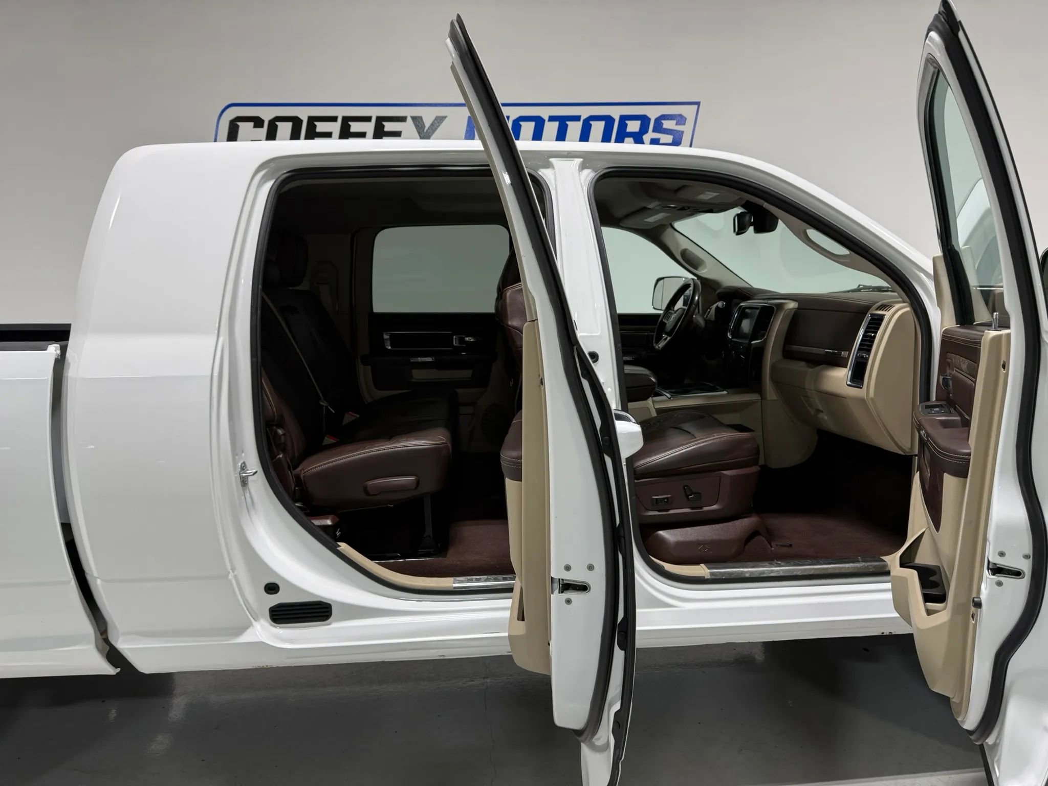 Used 2014 RAM 3500 Laramie Longhorn AWD/4WD image 11