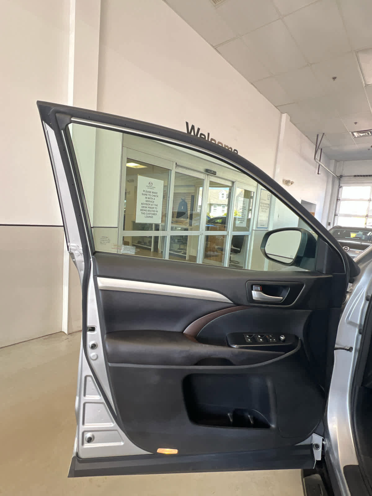Used 2017 Toyota Highlander XLE AWD/4WD image 7