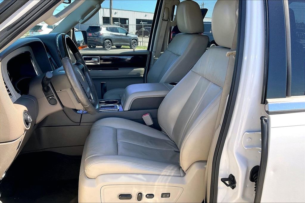 Used 2017 Lincoln Navigator Select image 18