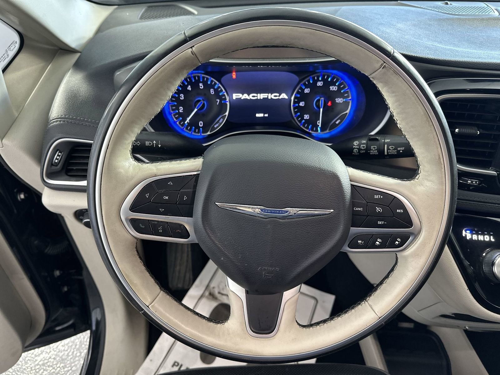 Used 2018 Chrysler Pacifica Limited image 19