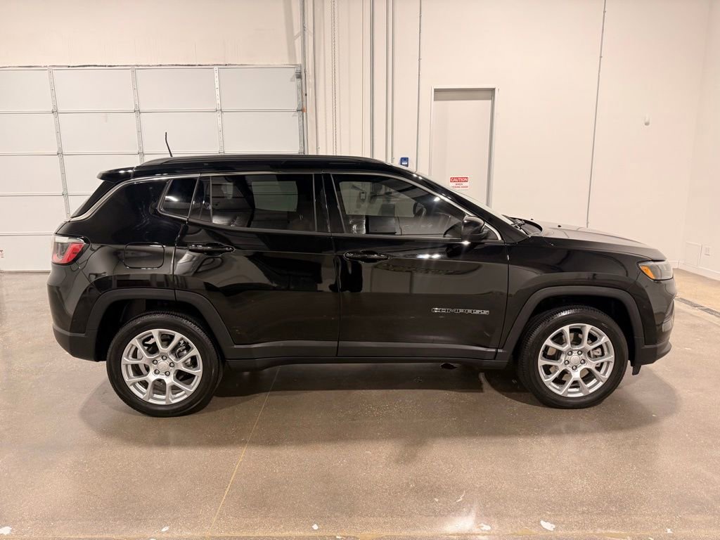 Used 2024 Jeep Compass Latitude image 4