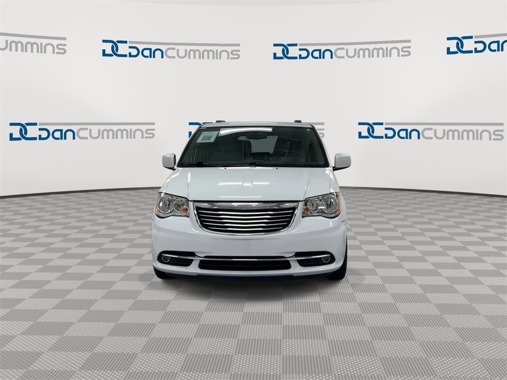 Used 2016 Chrysler Town & Country Touring image 3