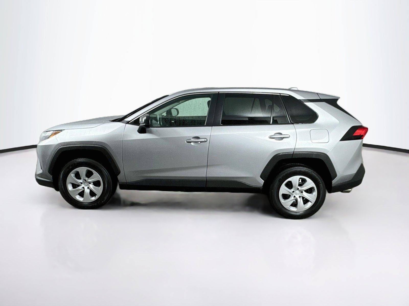 Used 2025 Toyota RAV4 LE AWD/4WD image 4
