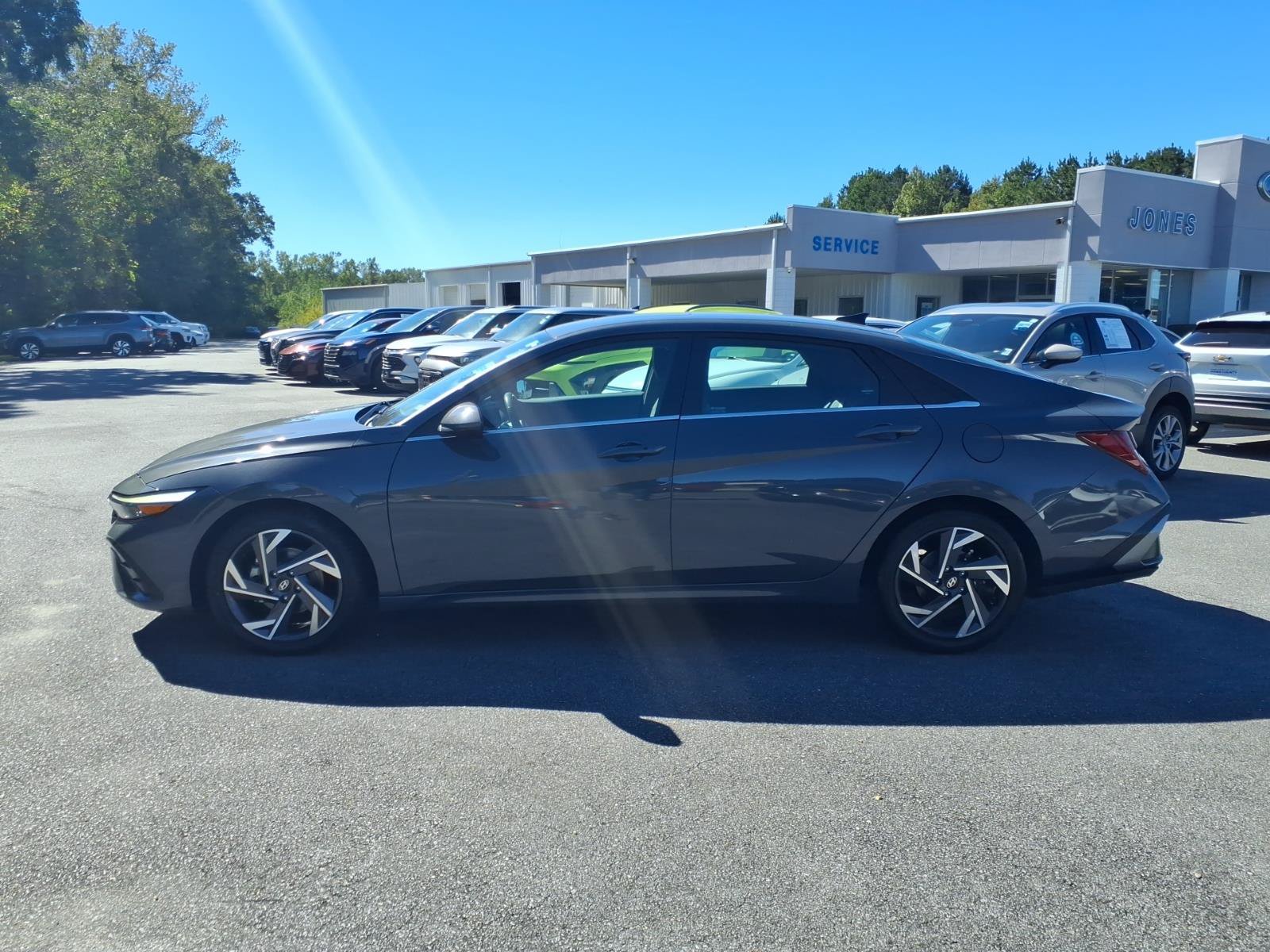Used 2025 Hyundai Elantra SEL FWD image 4