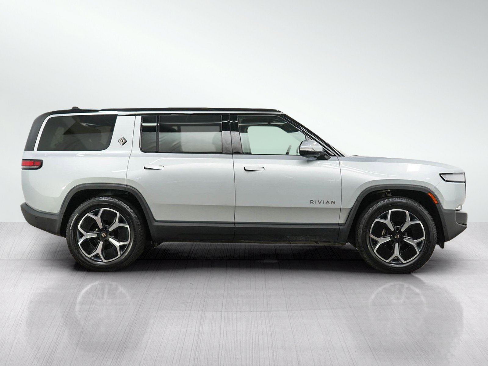 Used 2024 Rivian R1S Adventure Dual AWD/4WD image 7