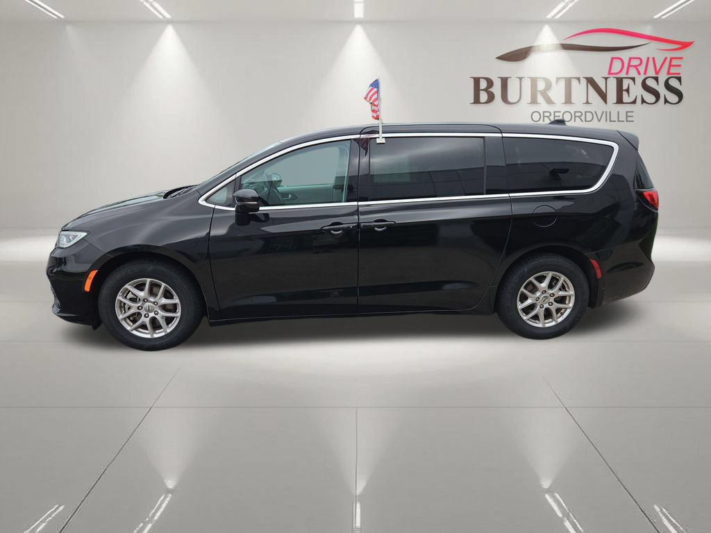 Used 2024 Chrysler Pacifica Touring-L FWD image 5