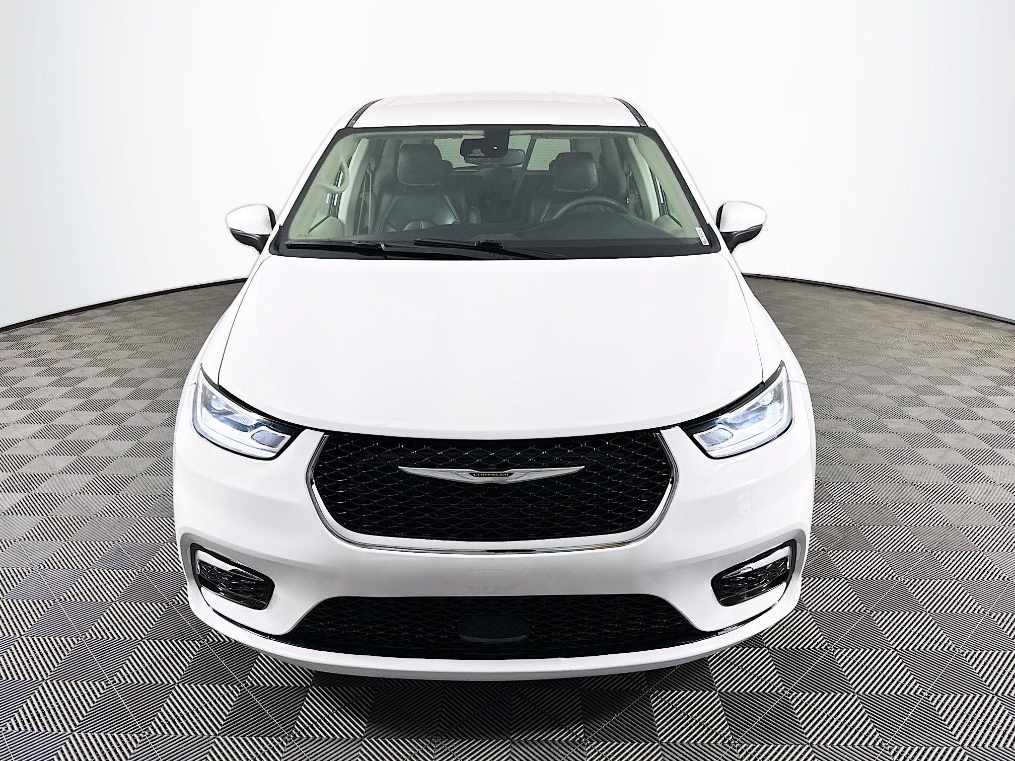 Used 2023 Chrysler Pacifica Touring-L video 2