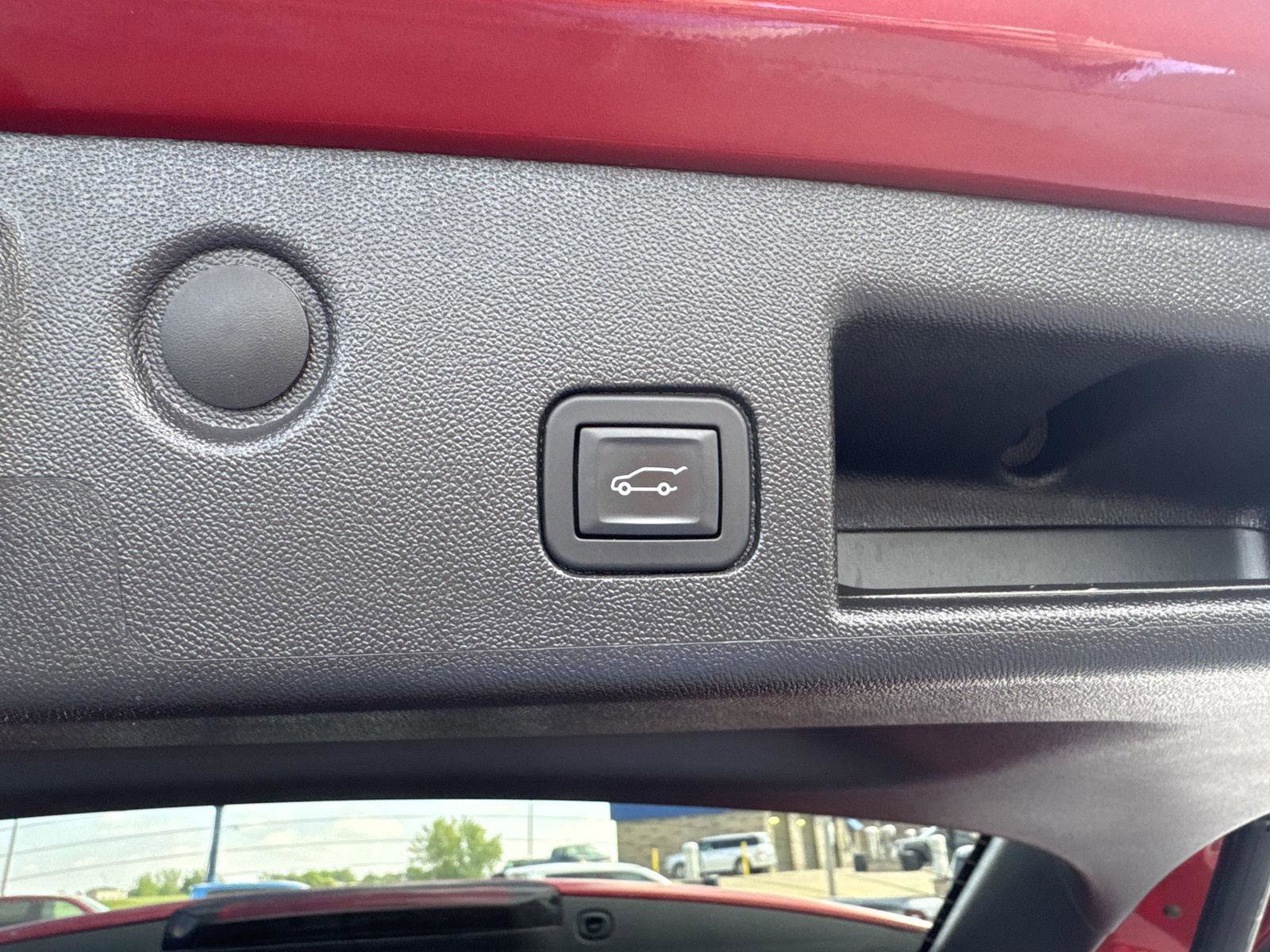 Used 2024 Chevrolet Equinox Premier AWD/4WD image 12