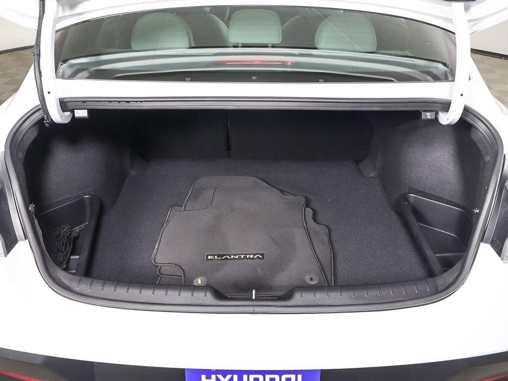 Certified 2025 Hyundai Elantra Limited image 18