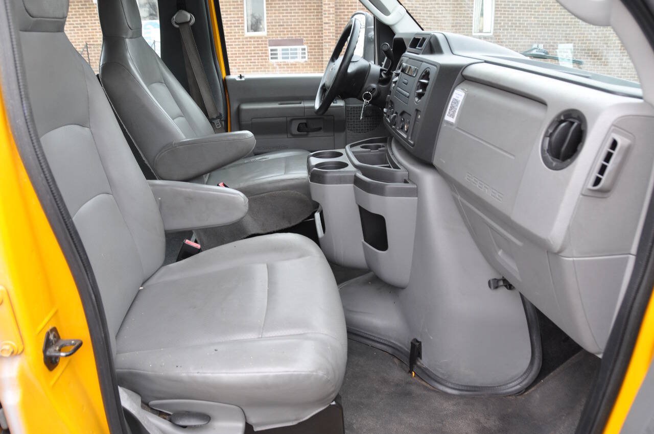 Used 2014 Ford E-250 and Econoline 250 Extended w/ Power Group RWD image 24