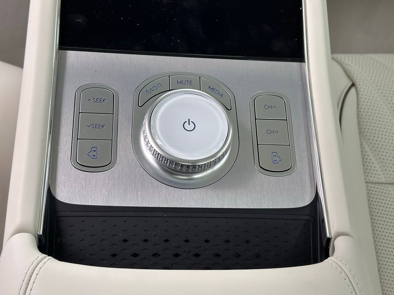 Used 2025 Genesis G90 3.5T image 17