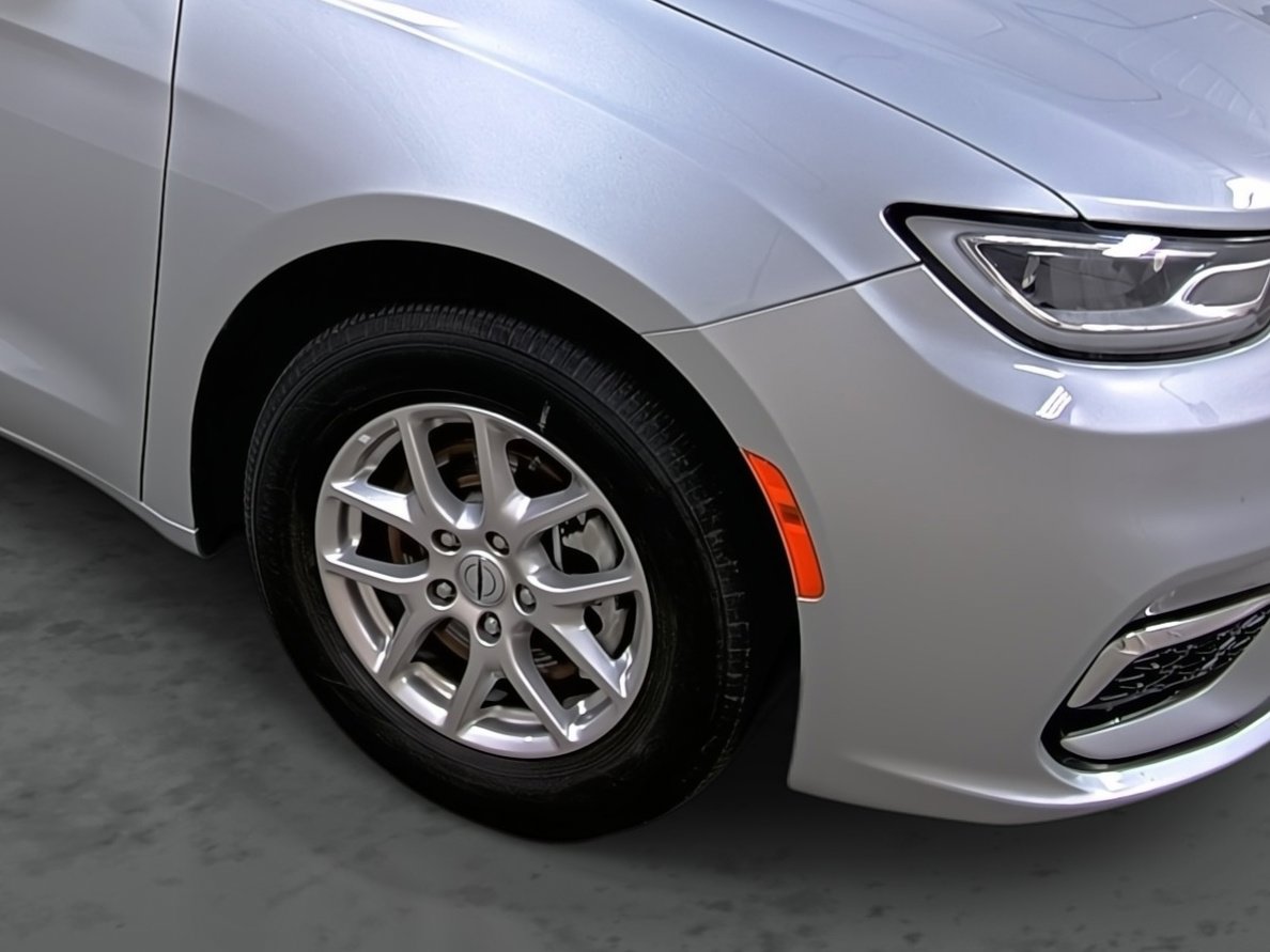 Used 2024 Chrysler Pacifica Touring-L image 14