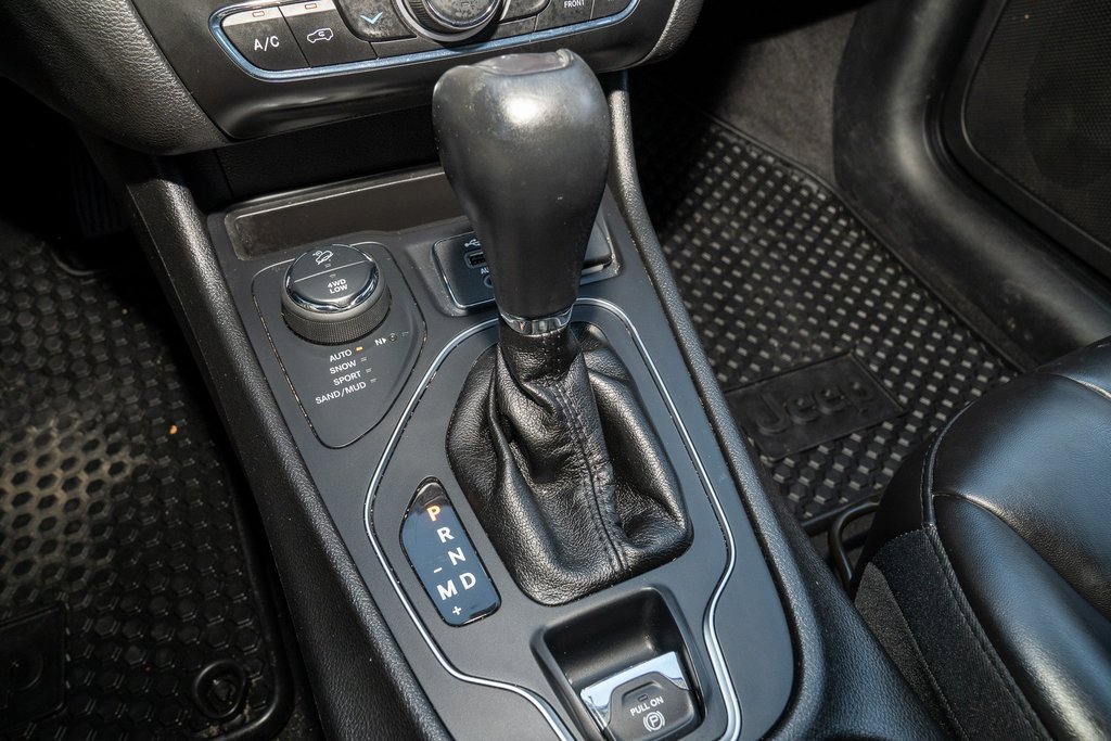 Used 2019 Jeep Cherokee Latitude Plus w/ Comfort/Convenience Group image 18