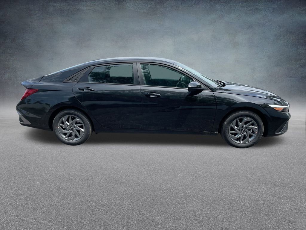 Used 2025 Hyundai Elantra Blue image 33