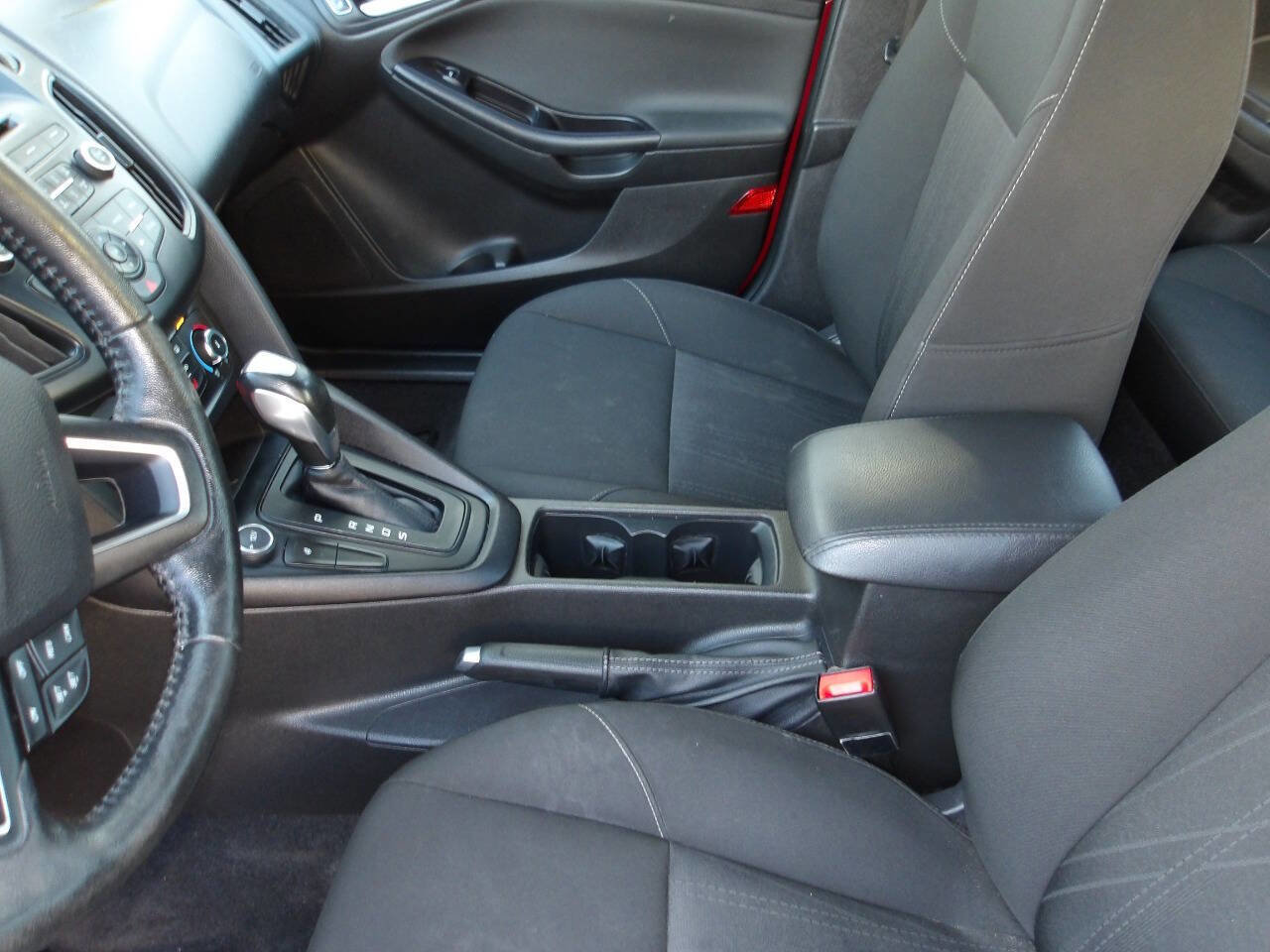 Used 2015 Ford Focus SE w/ SE Sport Package image 17