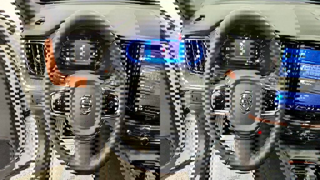 Used 2023 Volvo XC60 B5 Plus w/ Climate Package AWD/4WD image 14