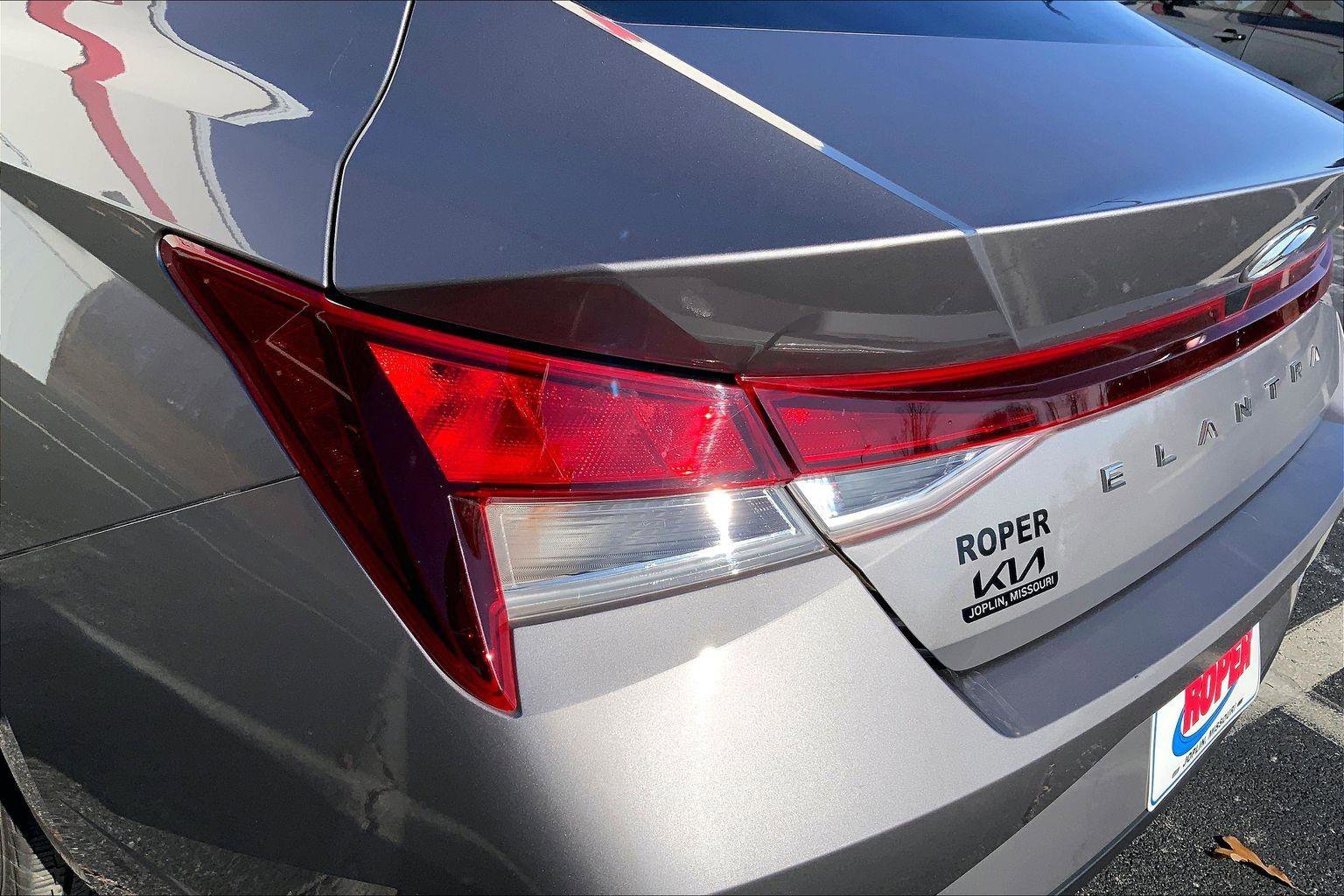 Used 2022 Hyundai Elantra SE w/ Cargo Package image 26