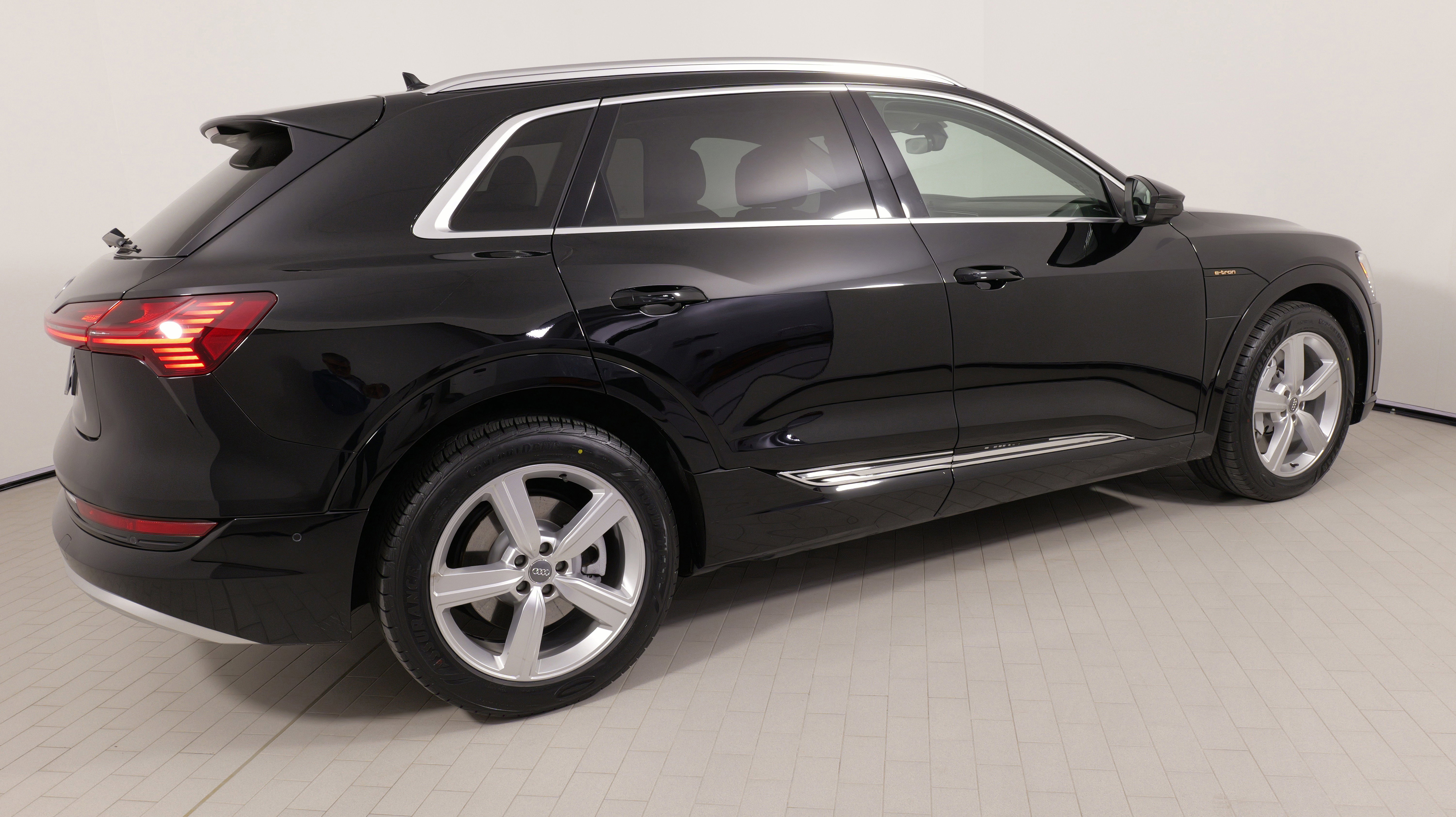 Used 2019 Audi e-tron Prestige w/ Prestige Package image 10