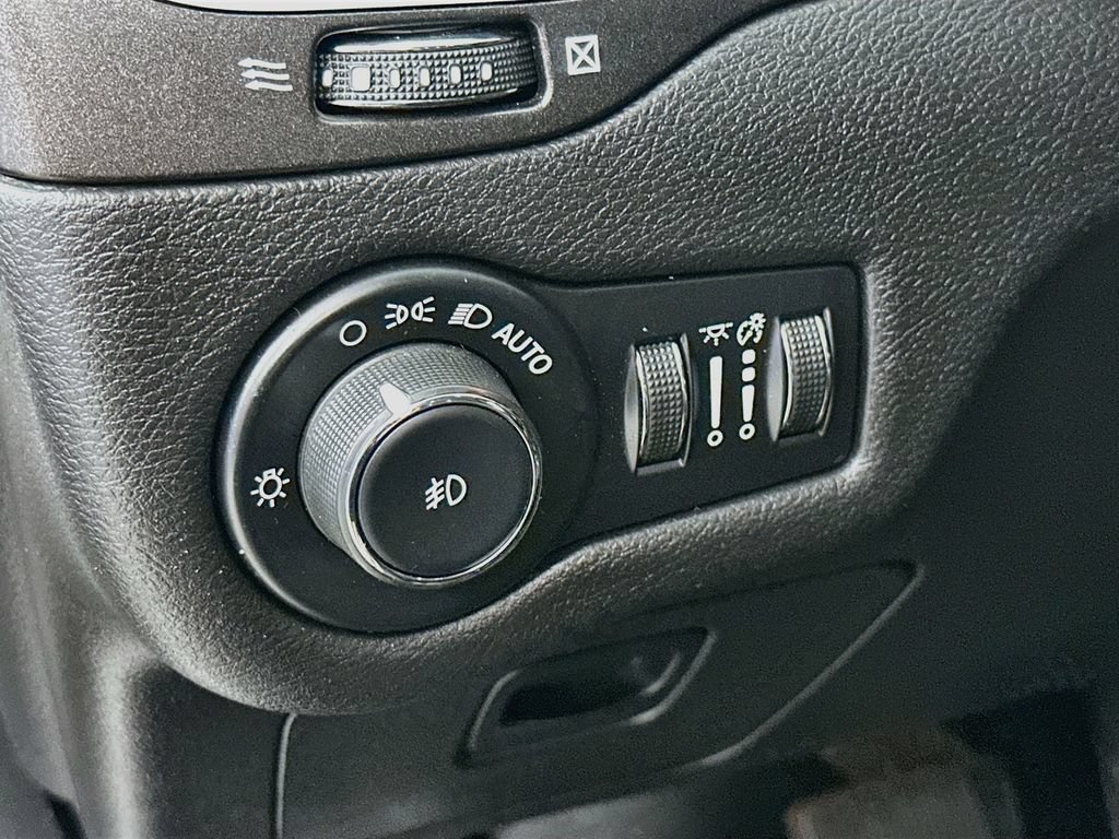 Used 2019 Jeep Cherokee Trailhawk w/ Cold Weather Group AWD/4WD image 15