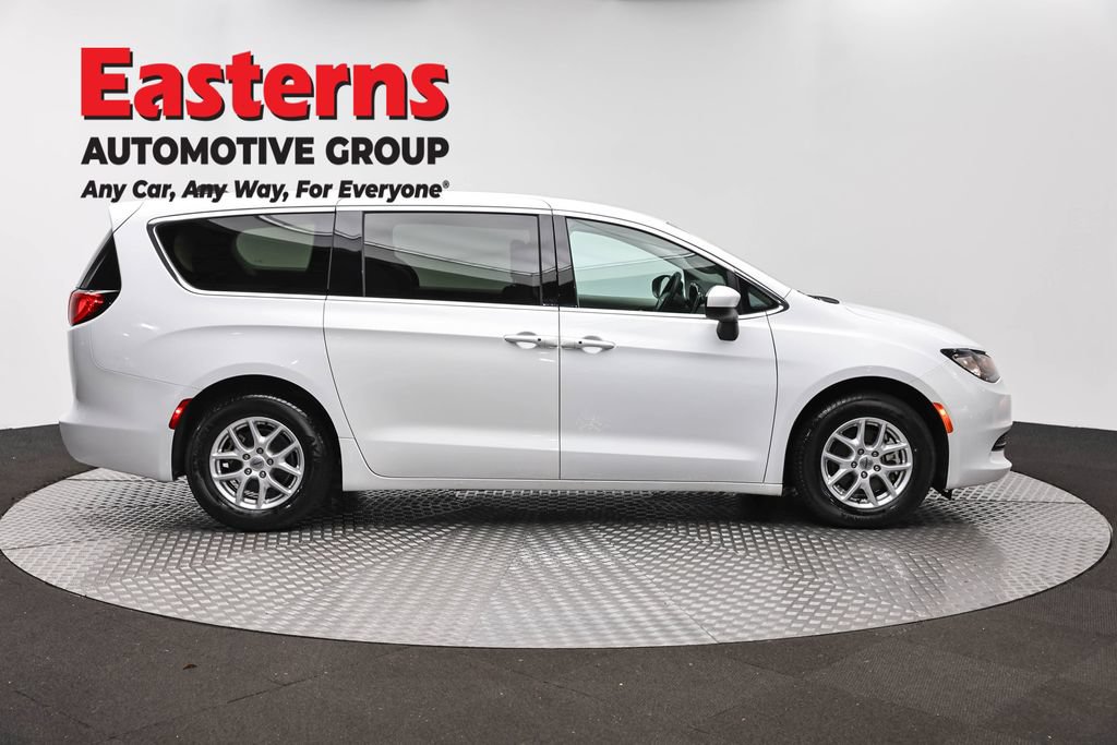 Used 2023 Chrysler Voyager LX FWD image 4