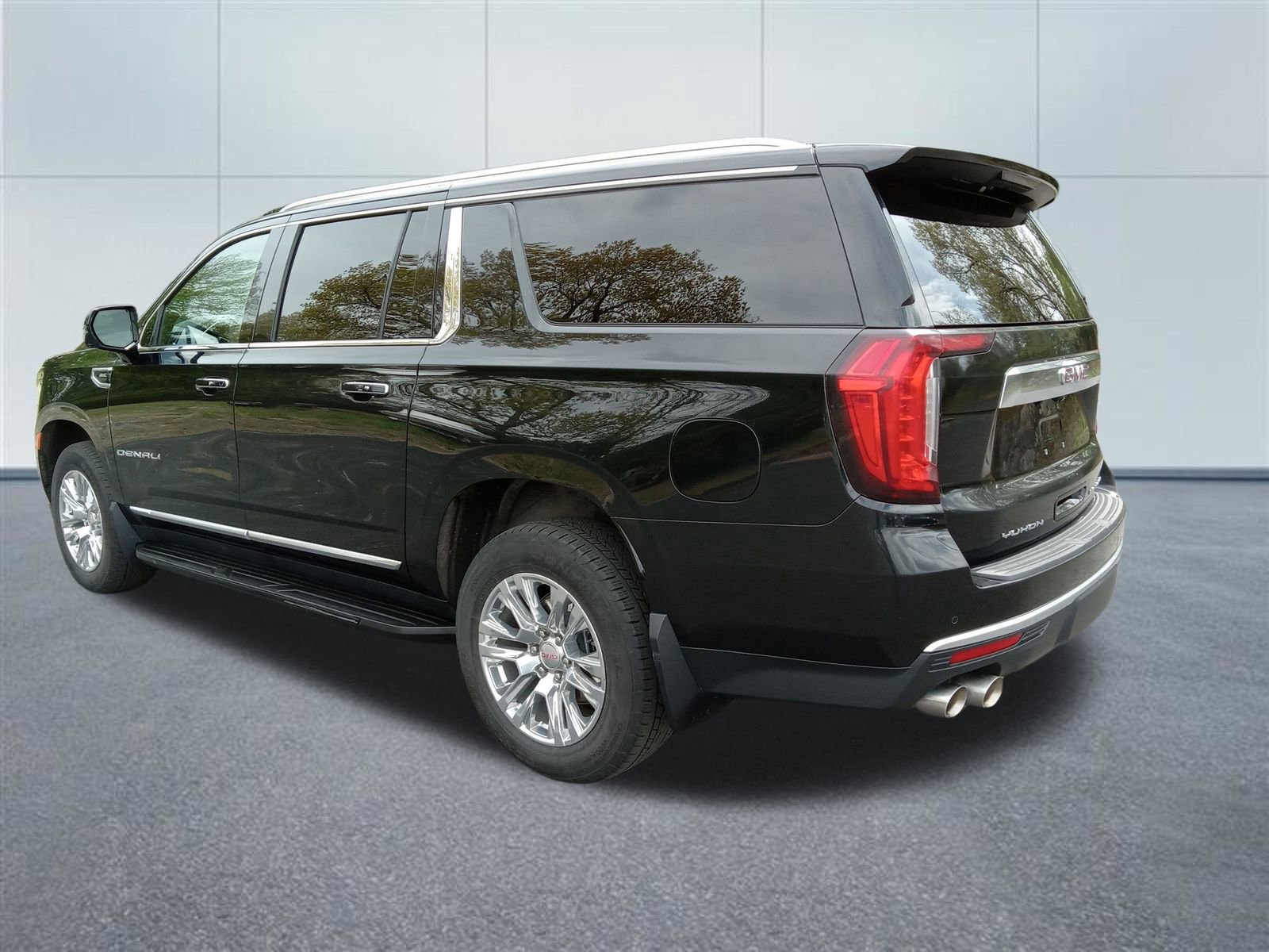 Used 2024 GMC Yukon XL Denali w/ LPO, Floor Liner Package AWD/4WD image 3
