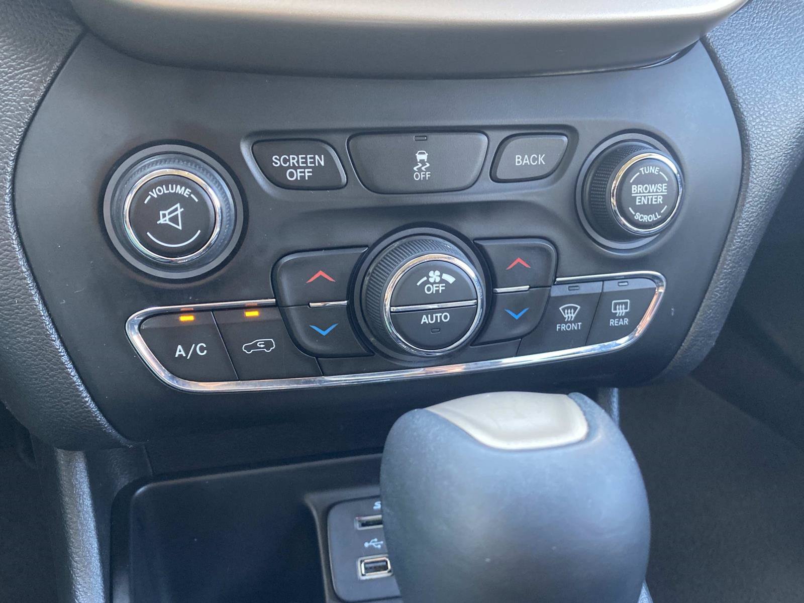 Used 2018 Jeep Cherokee Limited FWD image 22