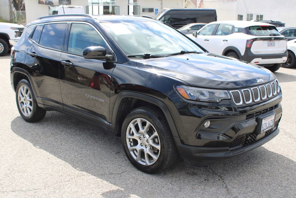 Used 2022 Jeep Compass Latitude image 3