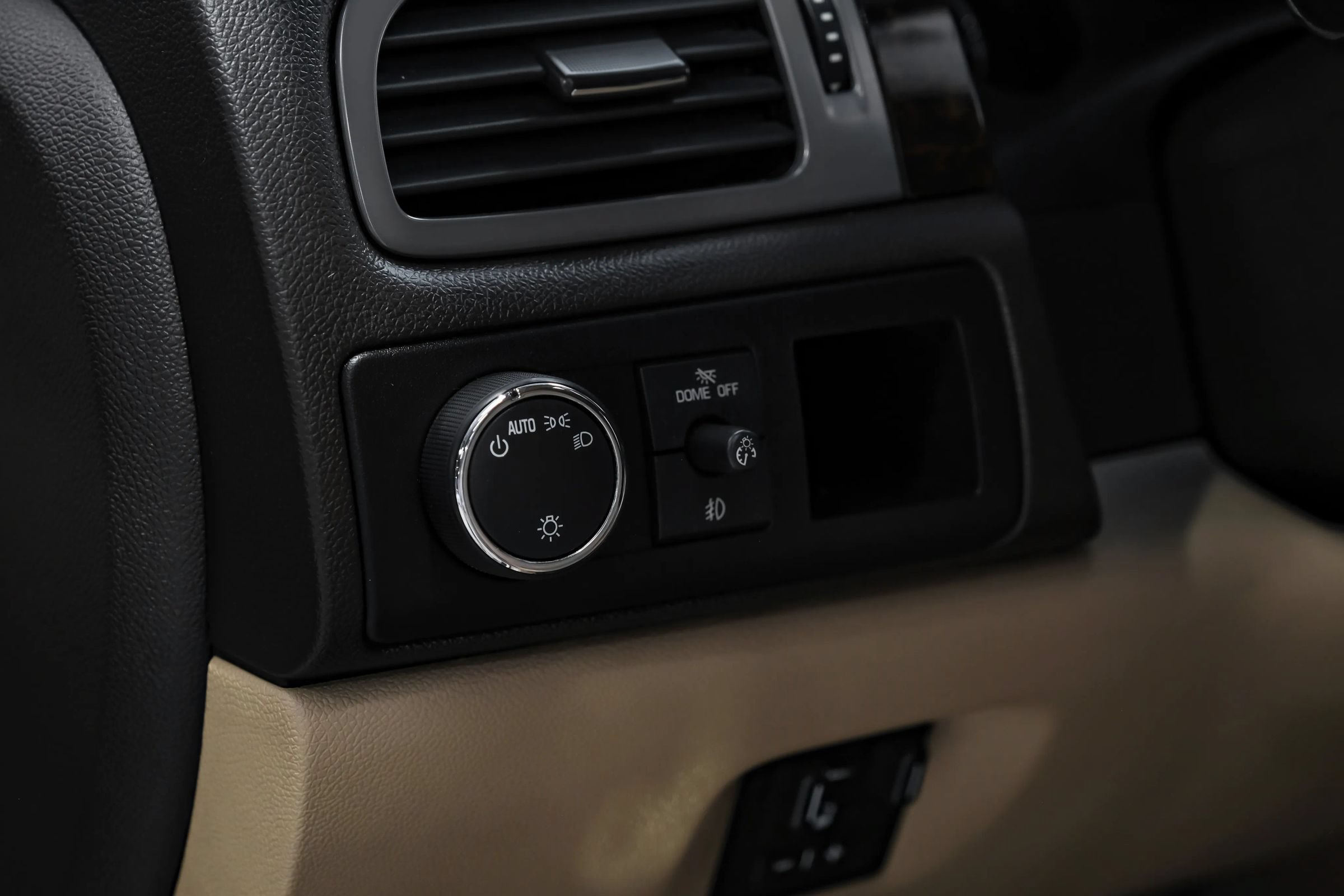 Used 2014 GMC Yukon Denali RWD image 24