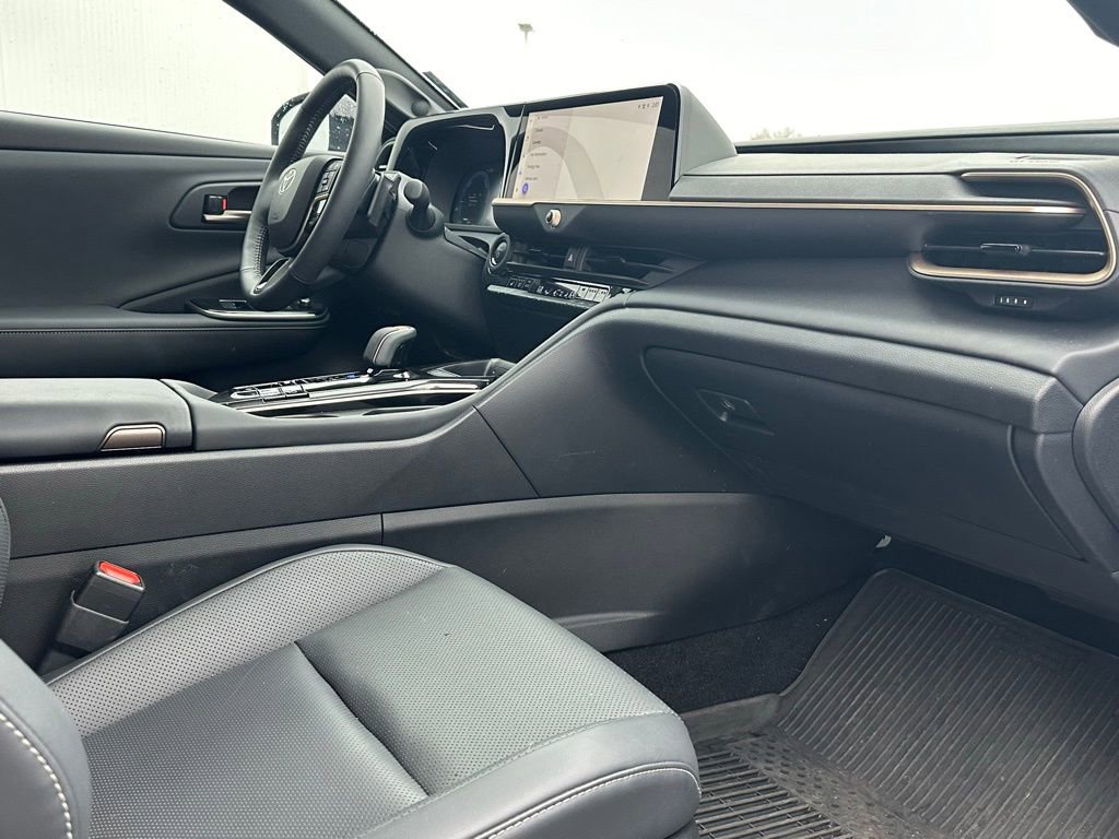 Used 2025 Toyota Crown Signia w/ Advanced Technology Package image 21