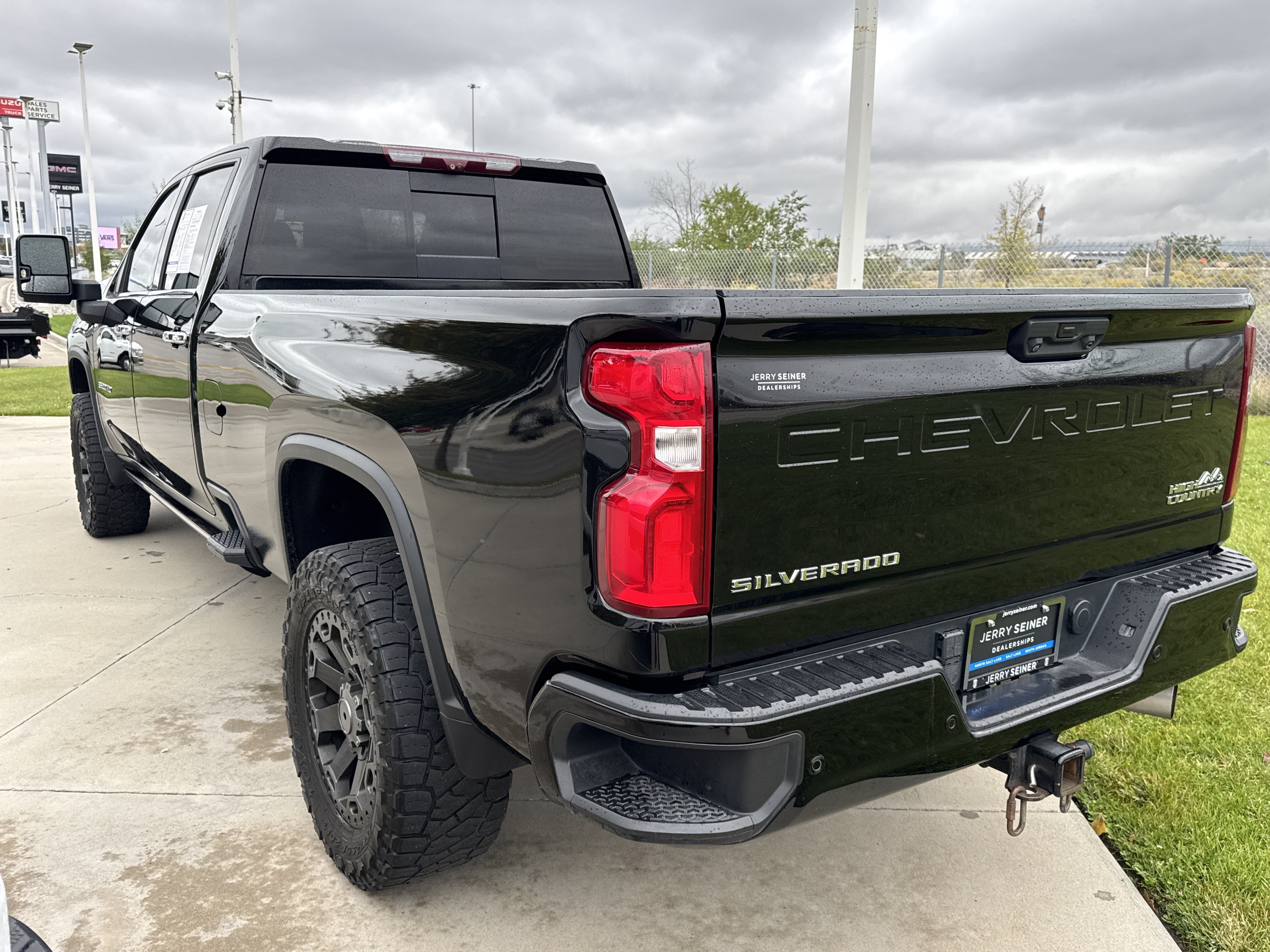 Used 2022 Chevrolet Silverado 3500 High Country w/ Technology Package AWD/4WD image 3