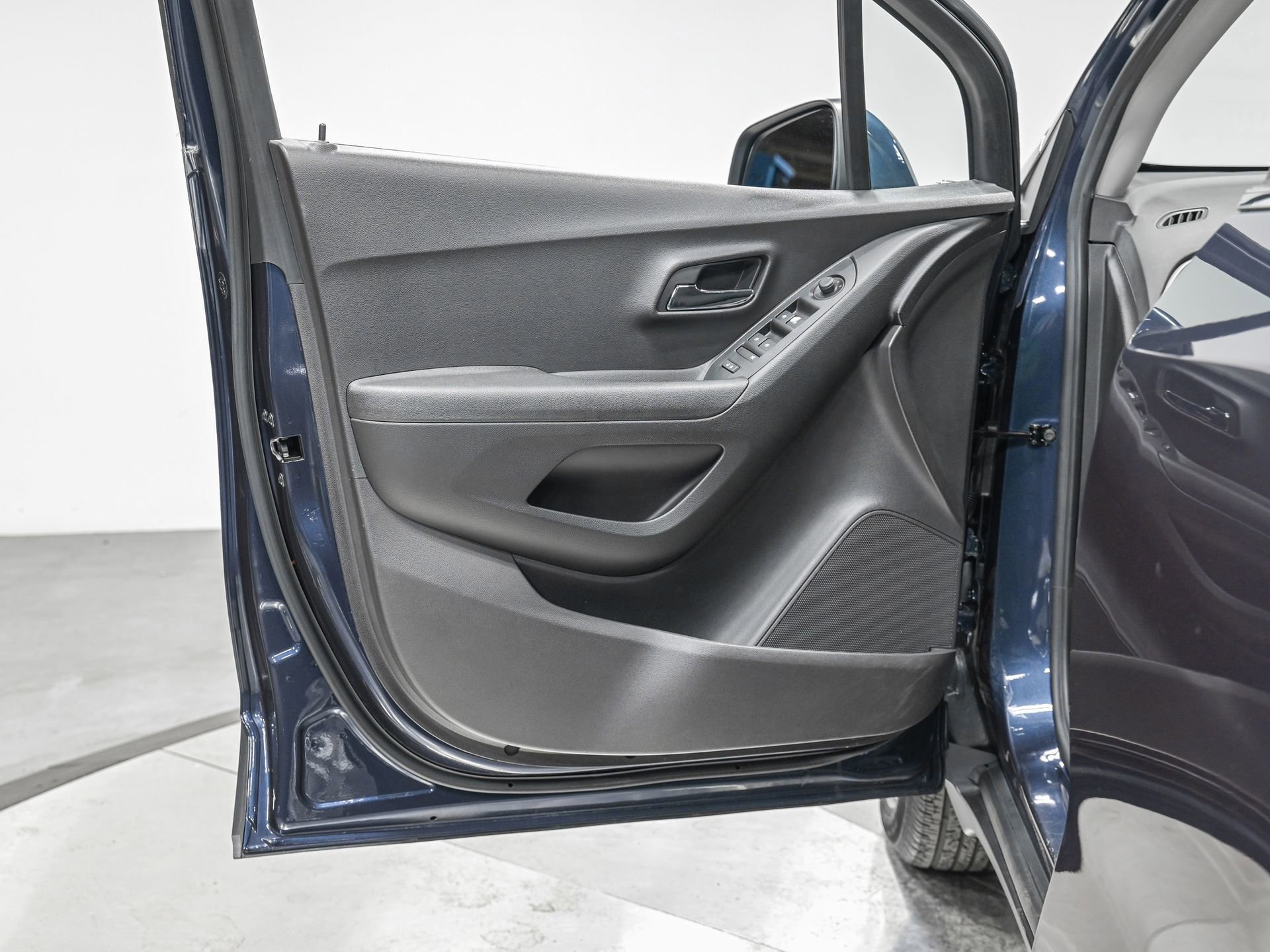 Used 2018 Chevrolet Trax LT w/ LT Convenience Package image 14