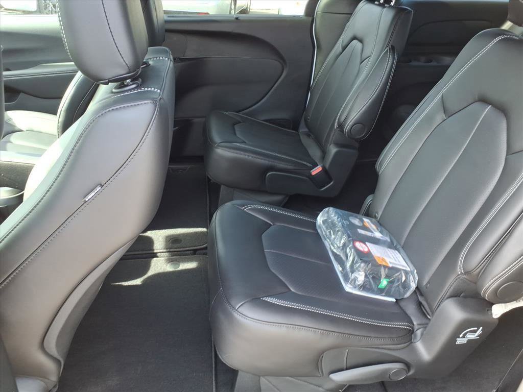 New 2026 Chrysler Voyager LX image 5
