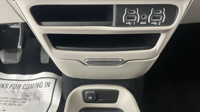 Used 2024 Chrysler Pacifica Touring-L image 42