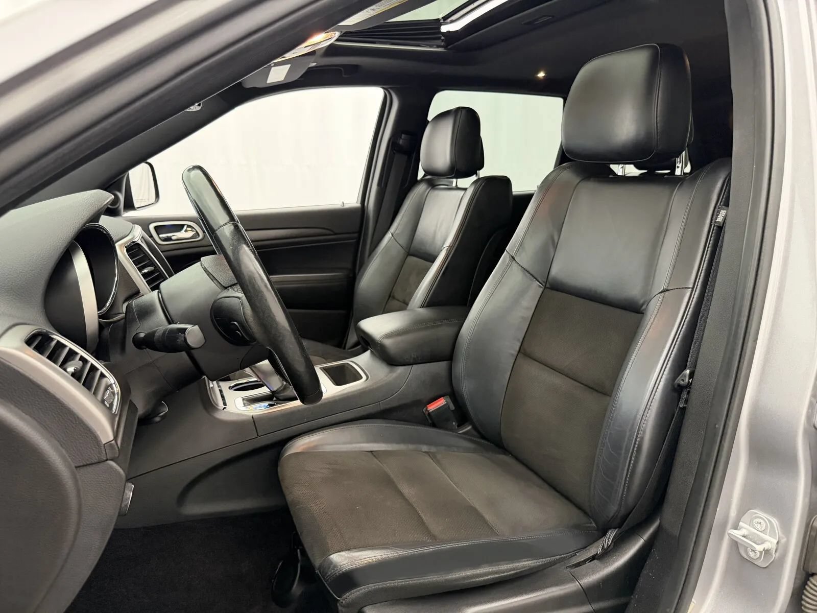 Used 2018 Jeep Grand Cherokee Altitude AWD/4WD image 9