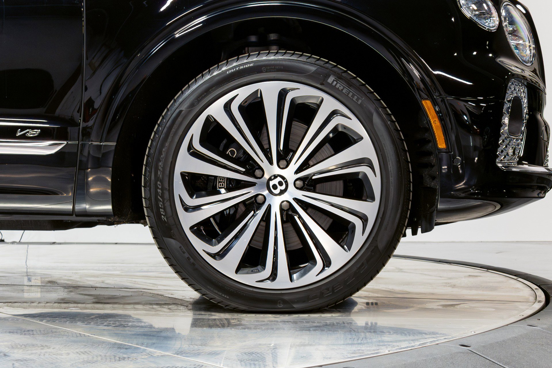 Used 2021 Bentley Bentayga w/ First Edition Specification AWD/4WD image 23